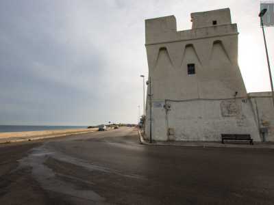Dal 1569 della popolazione locale fece parte anche il corpo di guardia di una torre di vedetta nota oggi come Castello della Finanza. Si tratta di uno dei punti di avvistamento voluti dagli spagnoli lungo il litorale pugliese per difendere l�entroterra da pirati e corsari